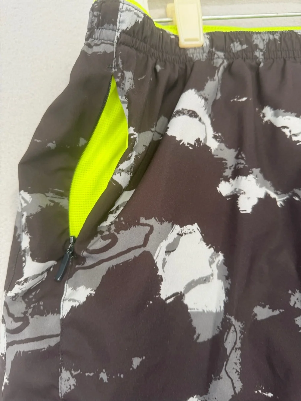 Brooks Men’s Running Shorts Large Black/Gray Camo Lined Mesh Drawstring